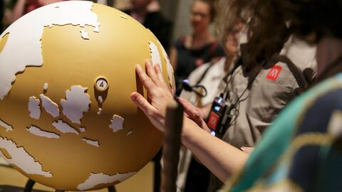 Anerkennung Unternehmen // Historisches Museum Frankfurt - ein inklusives Museum Globus mit Erhebungen.