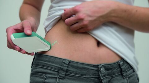 Anerkennung Nachwuchs // Hautnah - Konzept zur Applikation individulell dosierter Medizin auf der Haut Person hält sich ein kleines Gerät an den Bauch.