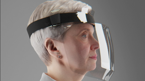 Kurzhaarige Frau trägt ein transparentes Gesichtsschild.