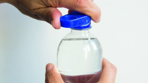 1. Preis Nachwuchs // .hisca // Schraubverschluss mit starker Hebelwirkung aus geschredderten Flaschendeckeln Blauer Schraubverschluss mit starker Hebelwirkung.