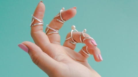 Hand mit einer innovativen Orthese, die wie Schmuck aussieht. 