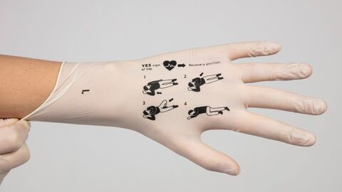 1. Preis Nachwuchs – FIRST AID GLOVES Bedruckte, medizinische Latexhandschuhe.