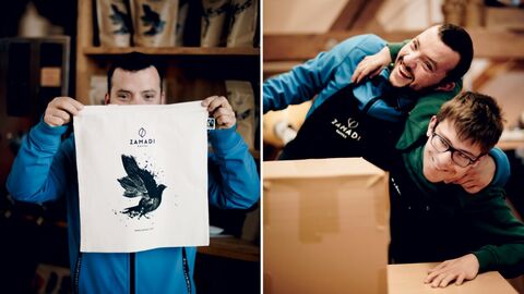 Zwei lachende junge Männer.