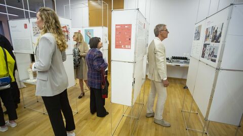 Wanderausstellung mit Besuchern