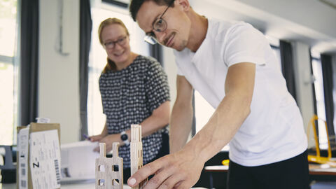Zwei Jurymitglieder diskutieren über einen Beitrag