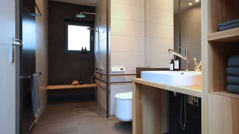 Umgebautes, barrierefreies Bad mit Esche-Einbauten und cradle to cradle Fliesen
