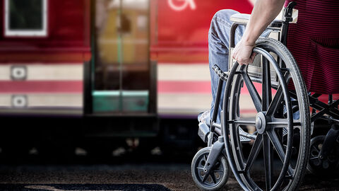 Preis Unternehmen // App "DB Barrierefrei" Preis Unternehmen, wartender Rollstuhlfahrer vor einem Zugabteil