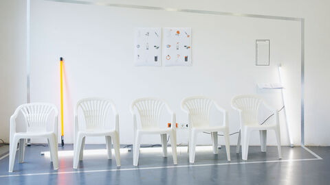 Anerkennung Nachwuchs, Aufklärungskampagne "exclusive design" bestehend aus fünf bearbeiteten Monobloc-Plastikstühlen