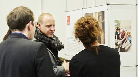 Ausstellungsbesucher zur Preisverleihung 2018