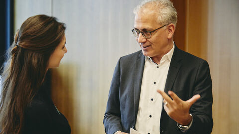 Minister Tarek Al-Wazir im Gespräch mit einer Preisträgerin