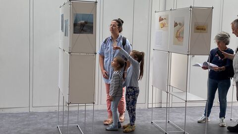 Ausstellungsbesucherin mit Kind Ausstellung