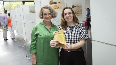 Preisträgerin H. Fontaine mit ihrem Produkt "i-si - Easy-to-Open" Preisträgerin