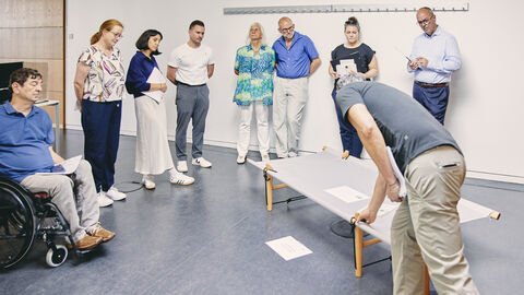 Jurymitglieder in der Diskussion vor einer Einreichung 