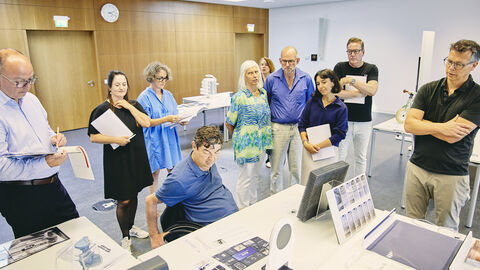 Jurymitglieder beim Wertungsrundgang in der Diskussion