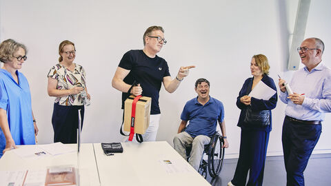 Jurymitglieder in der Diskussion beim Wertungsrundgang