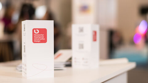 Aufgestellter HSUD Flyer vor verschwommenem Hintergrund