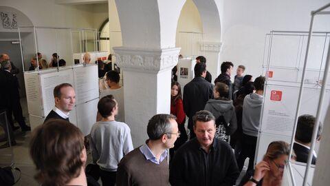 Ausstellungseröffnung in der HfG Offenbach mit Besuchern Studierende an der HfG in Offenbach sehen sich die Ausstellung der Preisträger Hessischer Staatspreis Universelles Design an.
