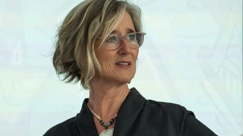 Frau Prof. Bretländer mit halblangen Haaren und Brille trägt ein dunkles Oberteil. 