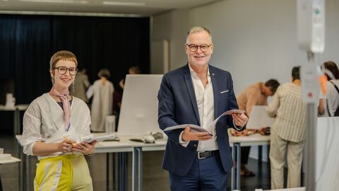 Gut gelaunte Jurymitglieder Lola Behrens und Rolf Krämer (v.l.n.r.) beim Rundgang.