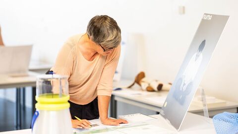 Juryvorsitzende Nicola Stattmann beim Rundgang.
