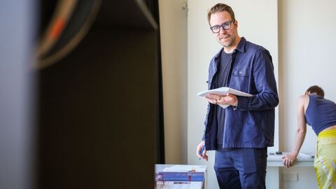 Jurymitglied Prof. Dr. Tom Bieling (HfG Offenbach) beim Rundgang